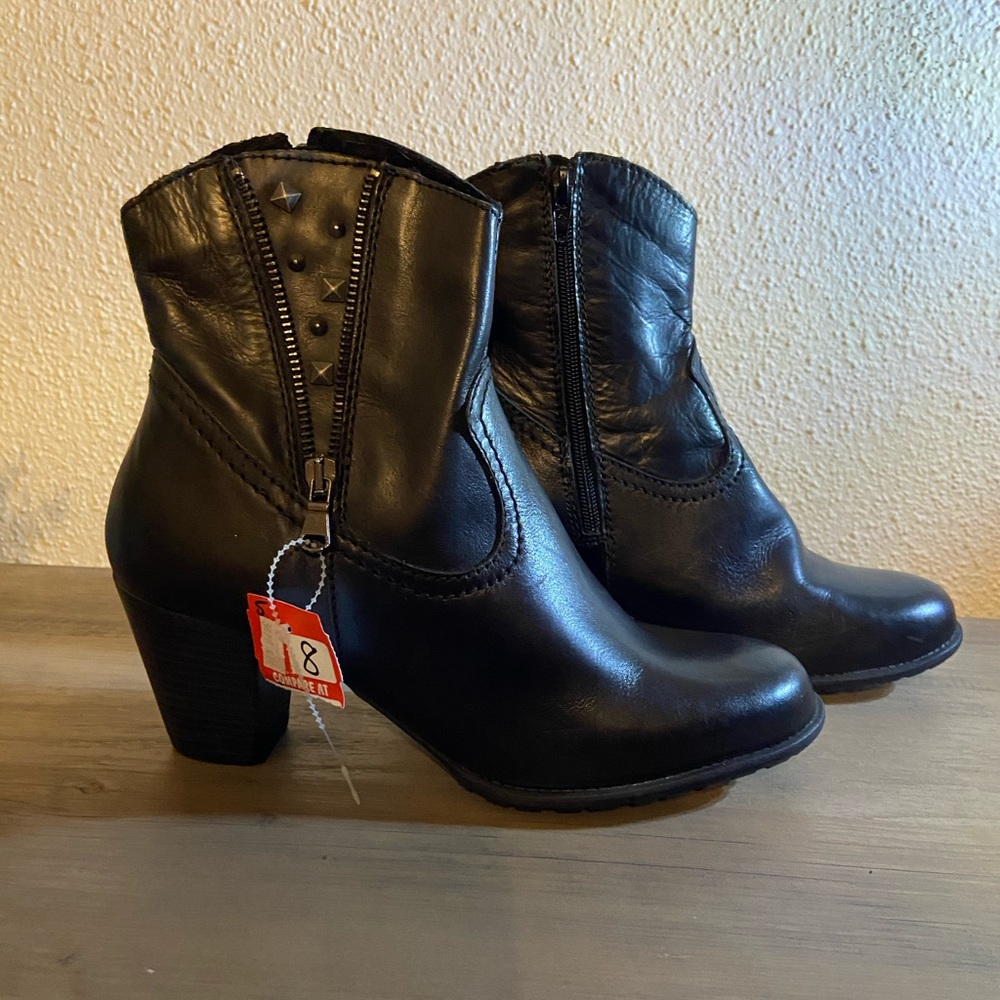 - Napa flex by David Tate black ankle boots 8 NWT
